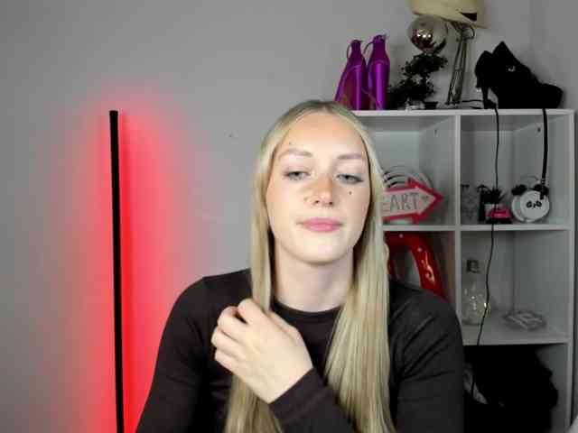 EvelynBlond26 webcam