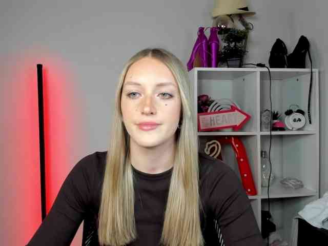 EvelynBlond26 webcam