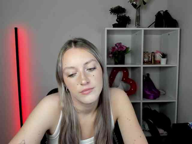 EvelynBlond26 webcam