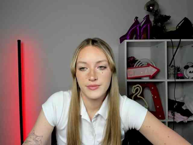 EvelynBlond26 webcam