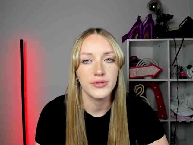 EvelynBlond26 webcam