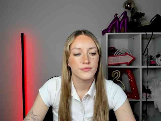 EvelynBlond26 webcam
