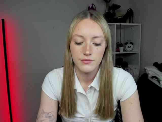EvelynBlond26 webcam