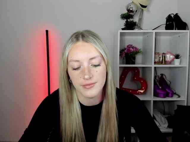 EvelynBlond26 webcam
