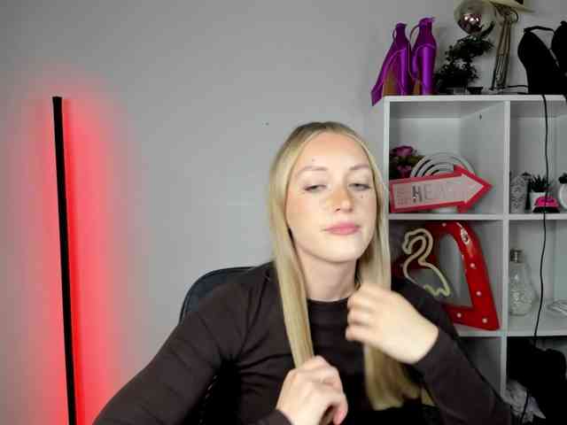 EvelynBlond26 webcam