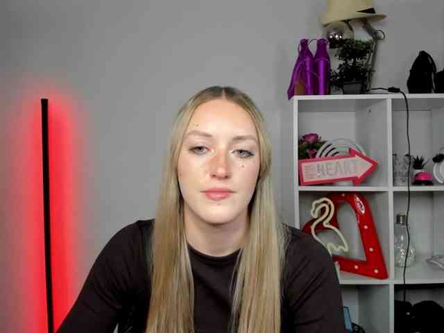 EvelynBlond26 webcam