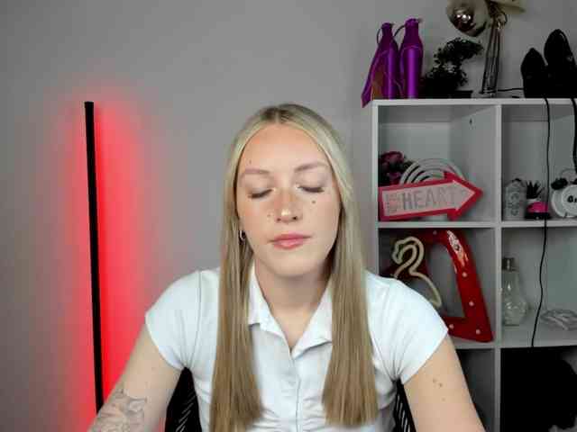 EvelynBlond26