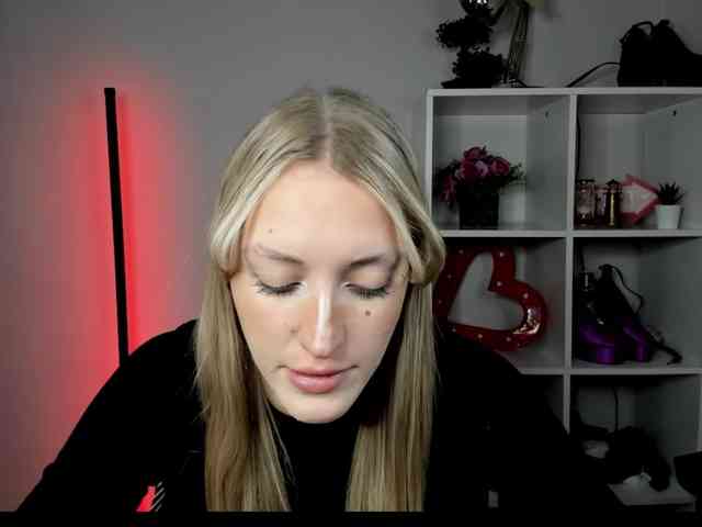 Model: EvelynBlond26