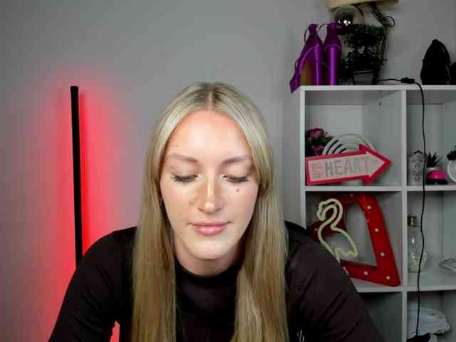 EvelynBlond26 webcam