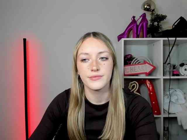 EvelynBlond26 webcam