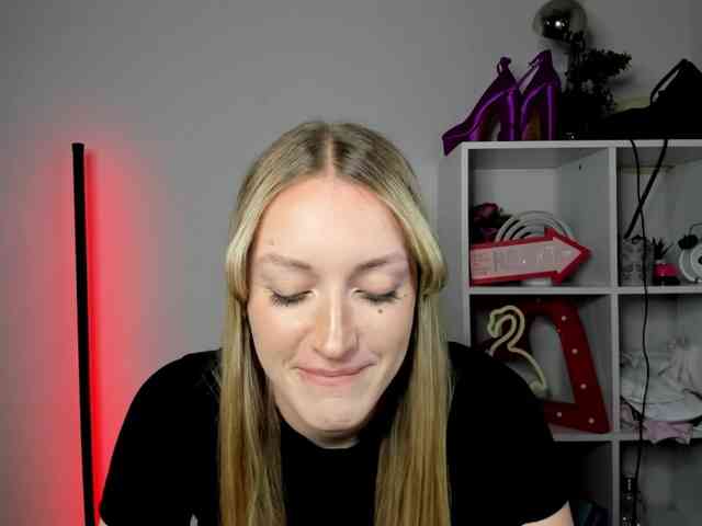 EvelynBlond26 webcam