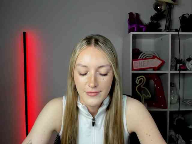 EvelynBlond26 webcam