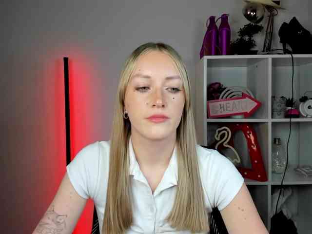 EvelynBlond26 webcam