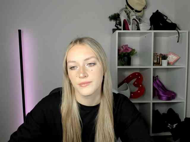 EvelynBlond26 webcam