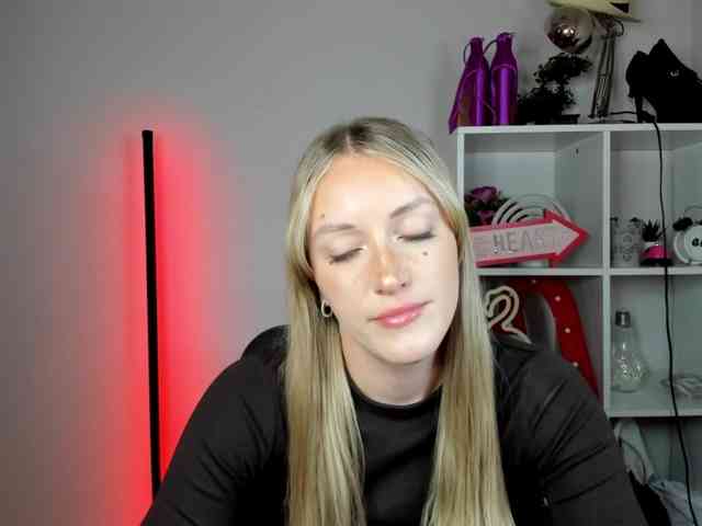 EvelynBlond26