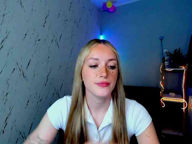 EvelynBlond26 webcam