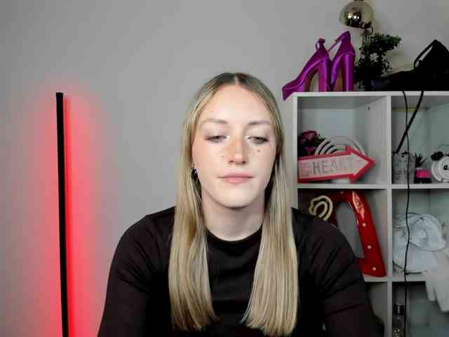 EvelynBlond26 webcam