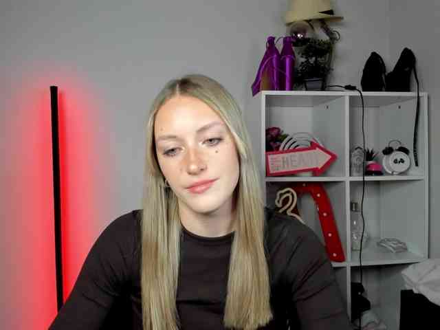 EvelynBlond26 webcam