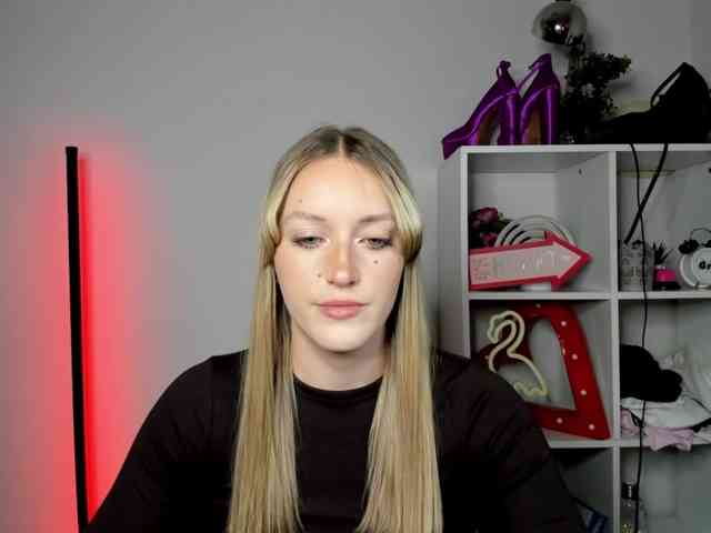 EvelynBlond26 webcam