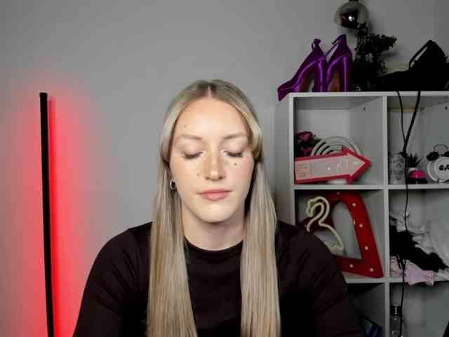 EvelynBlond26 webcam