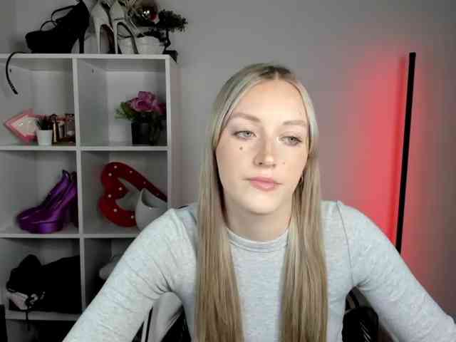 EvelynBlond26 webcam