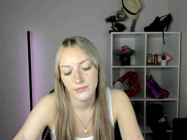EvelynBlond26 webcam