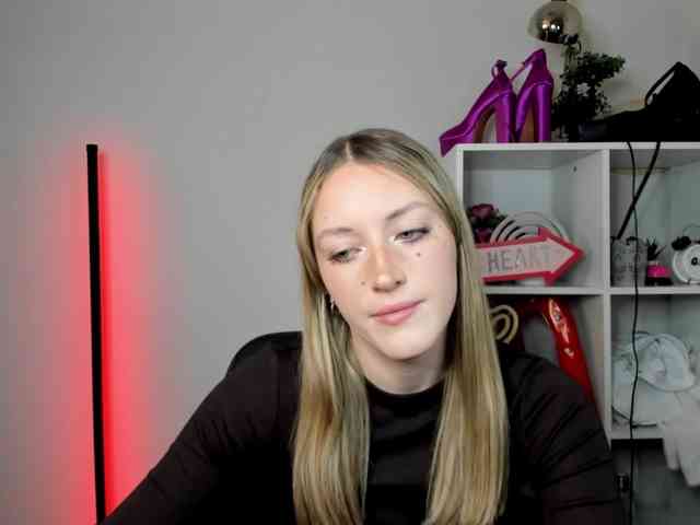 EvelynBlond26 webcam