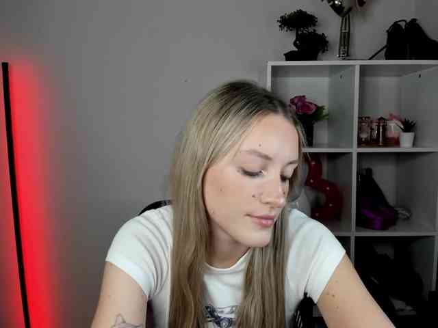 EvelynBlond26 webcam