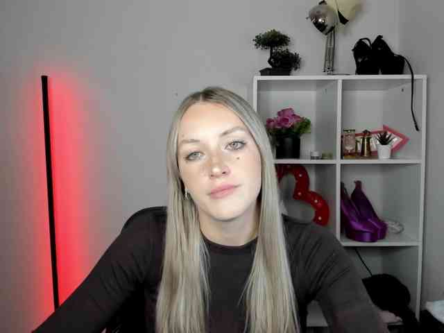 EvelynBlond26 webcam