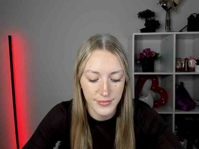 EvelynBlond26 webcam