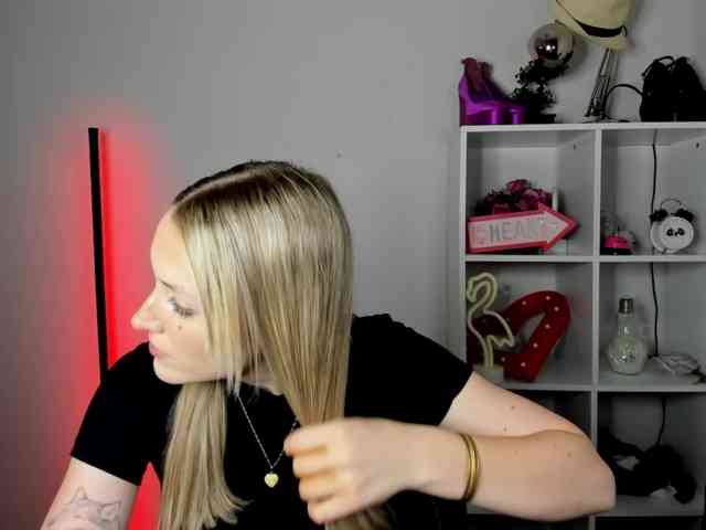 EvelynBlond26 webcam