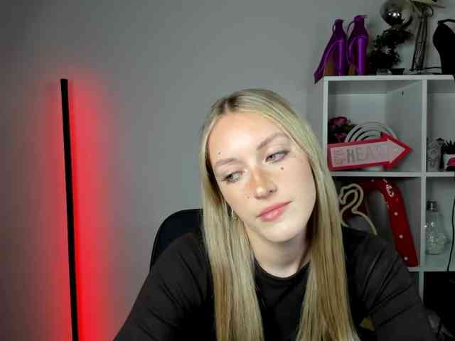 EvelynBlond26 webcam