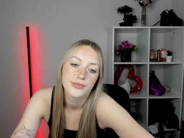 EvelynBlond26 webcam