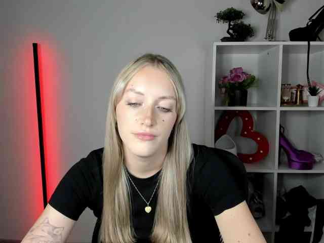 Model: EvelynBlond26
