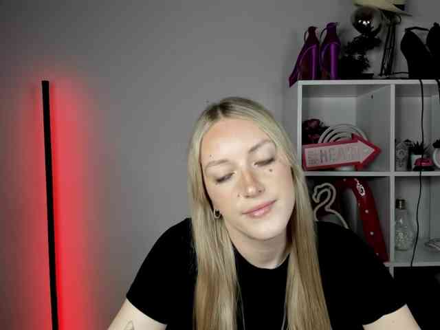 EvelynBlond26