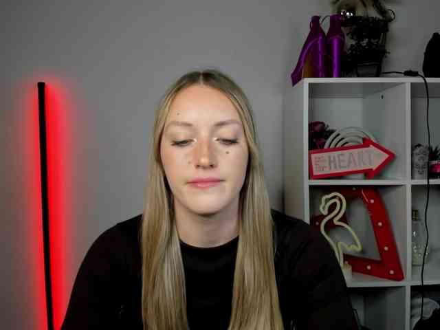 EvelynBlond26 webcam