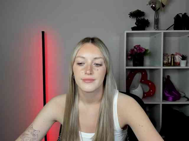 EvelynBlond26 webcam
