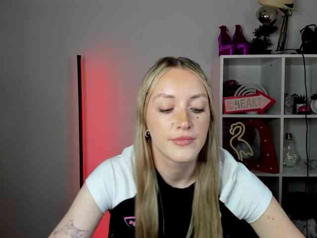 EvelynBlond26 webcam