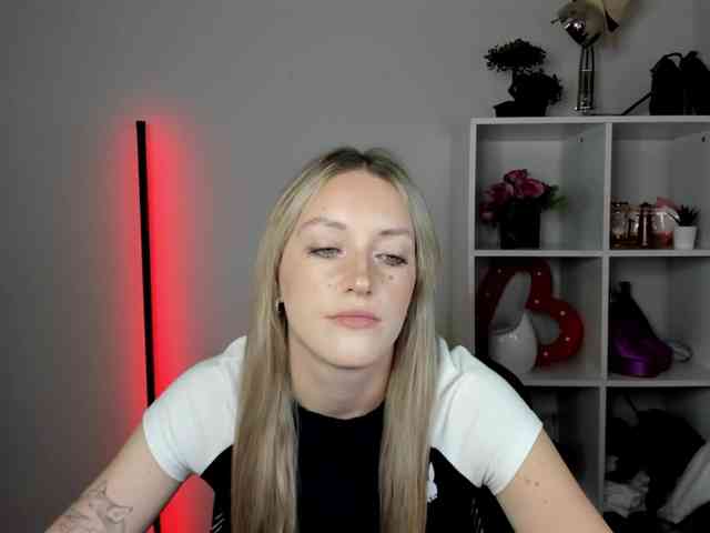 EvelynBlond26 webcam