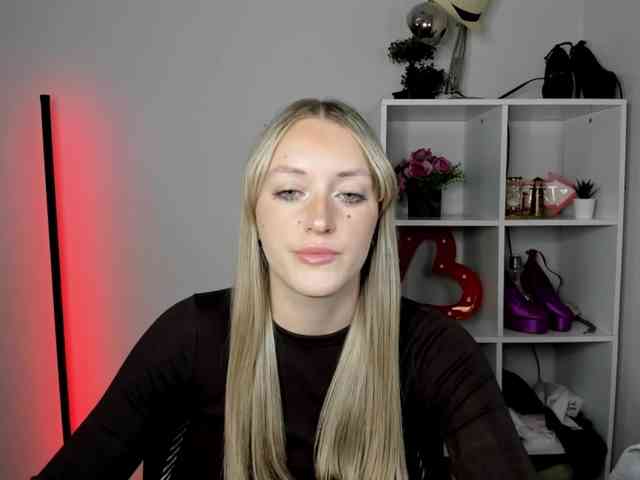 EvelynBlond26 webcam