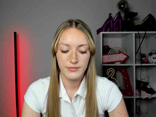 EvelynBlond26 webcam