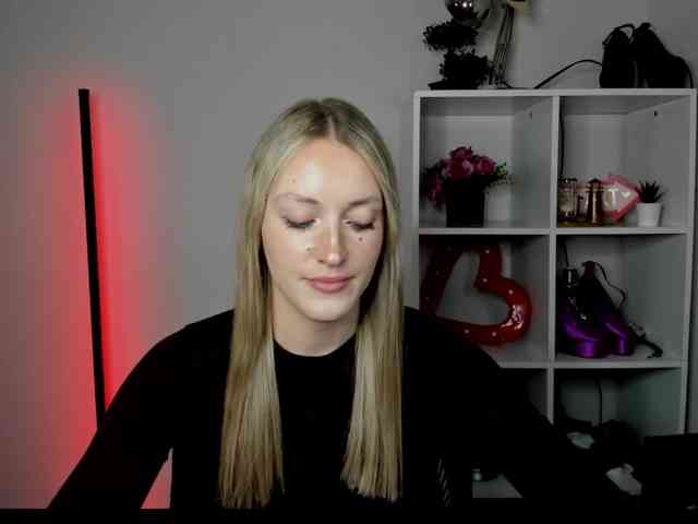 EvelynBlond26 webcam