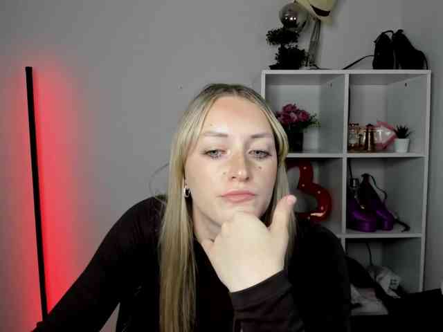 EvelynBlond26 webcam