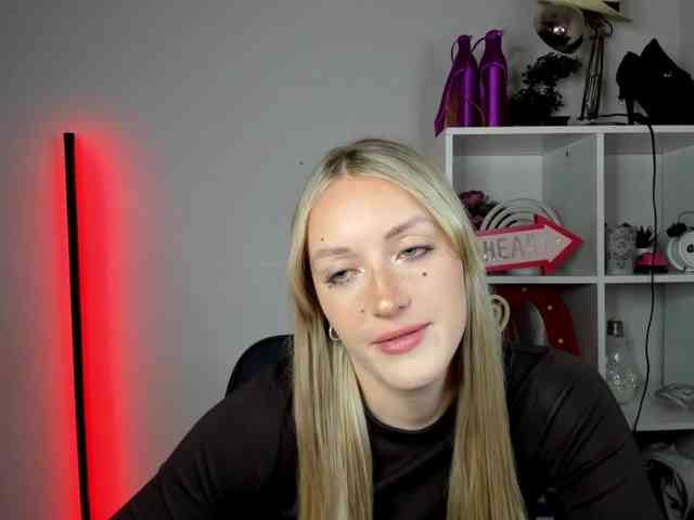 EvelynBlond26 webcam