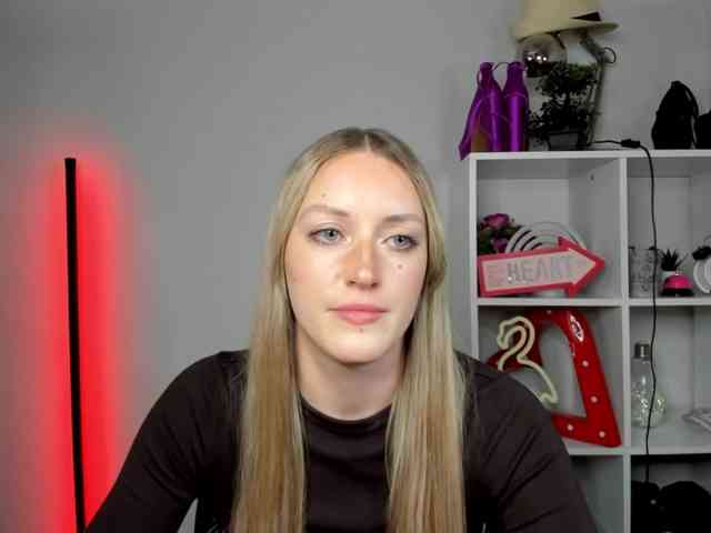 EvelynBlond26 webcam