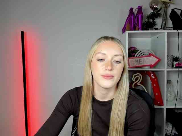EvelynBlond26 webcam