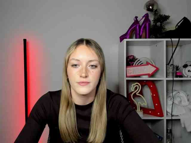 EvelynBlond26 webcam