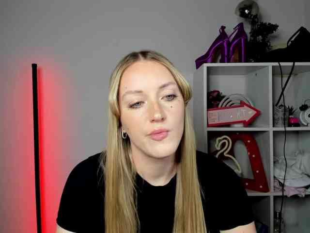 EvelynBlond26 webcam