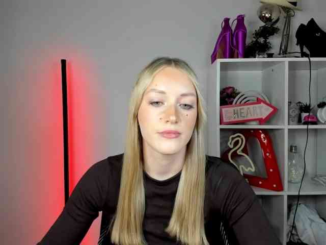EvelynBlond26 webcam