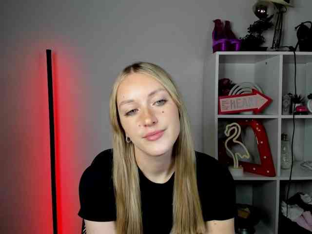 EvelynBlond26 webcam